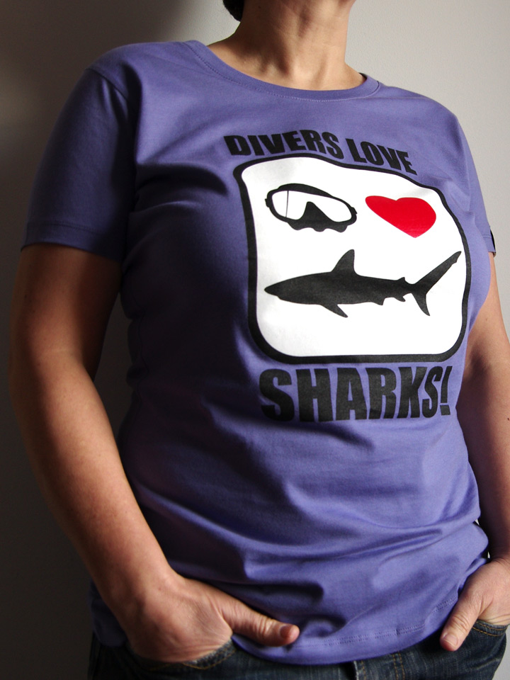 scuba dive t-shirt Divers love SHARKS! jaws by Dykkeren The Eco-Friendly Divewear Fairwear organic cotton