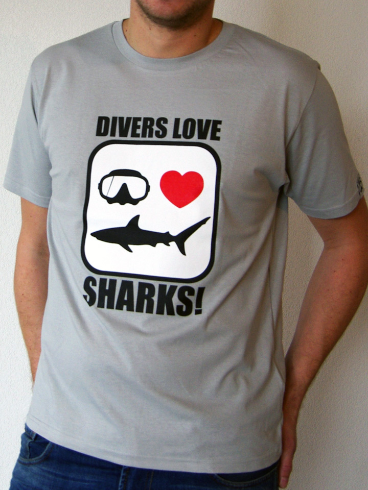 scuba dive t-shirt Divers love SHARKS! jaws by Dykkeren The Eco-Friendly Divewear Fairwear organic cotton